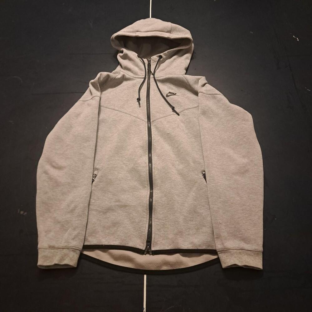 Nike Men's Grey and Cream Hoodie
